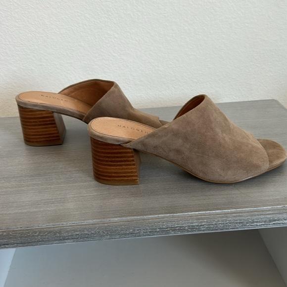 🆕 Halogen Faye Asymmetrical slide sandal in creamish tan color Size: 6 - Picture 5 of 6